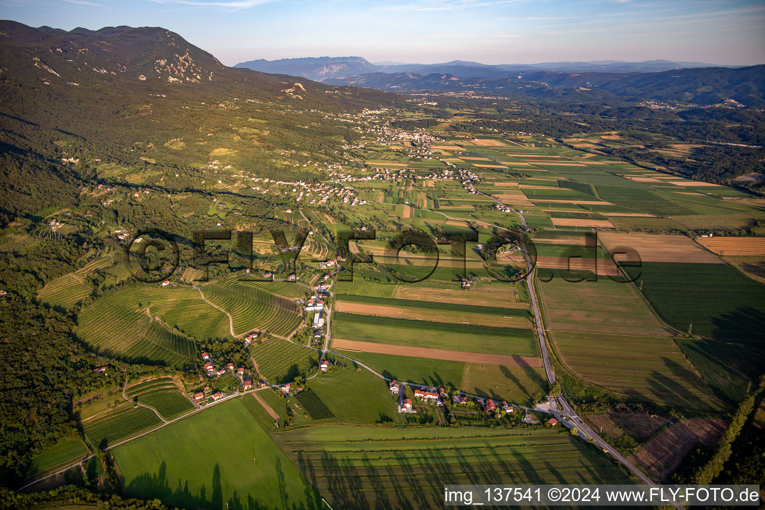 Vue aérienne de Vallée du Lijak depuis l'ouest au coucher du soleil à Nova Gorica dans le département Slovénie, Slovénie