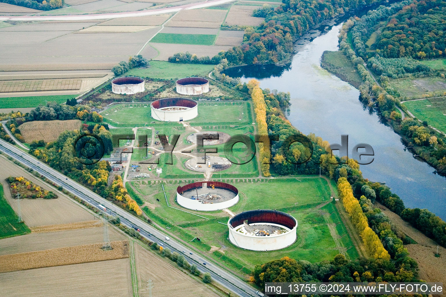 Vue aérienne de Parc de stockage d'huile minérale de Wintershall en cours de démantèlement à Jockgrim dans le département Rhénanie-Palatinat, Allemagne
