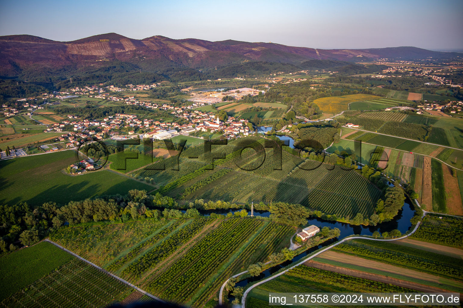 Vue aérienne de Boucles de la rivière Vipava à Renče-Vogrsko dans le département Slovénie, Slovénie