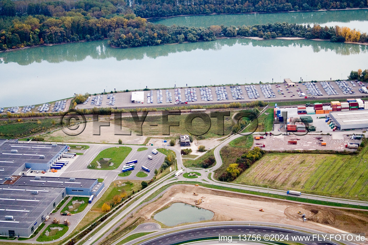 Vue aérienne de Port du Rhin à Wörth am Rhein dans le département Rhénanie-Palatinat, Allemagne