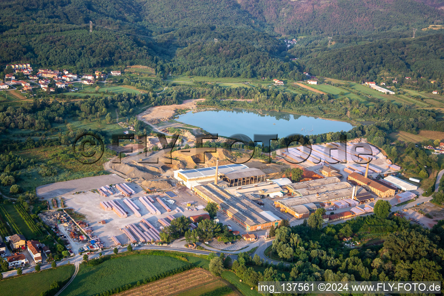 Vue aérienne de Goriške Opekarne dd à Renče-Vogrsko dans le département Slovénie, Slovénie