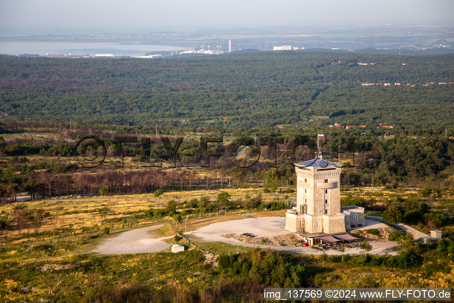 Vue aérienne de Tour de guet de Cerje sur la chaîne de collines / Drevored hvaležnosti à Miren-Kostanjevica dans le département Slovénie, Slovénie