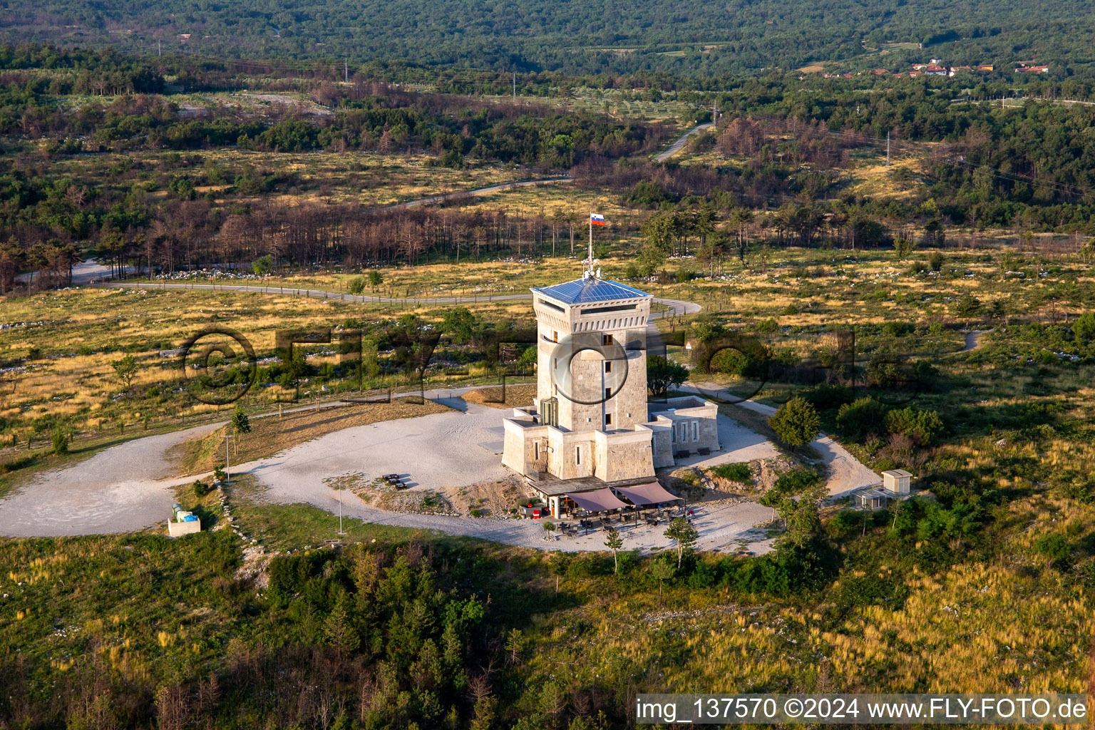 Vue aérienne de Tour de guet de Cerje sur la chaîne de collines / Drevored hvaležnosti à Miren-Kostanjevica dans le département Slovénie, Slovénie