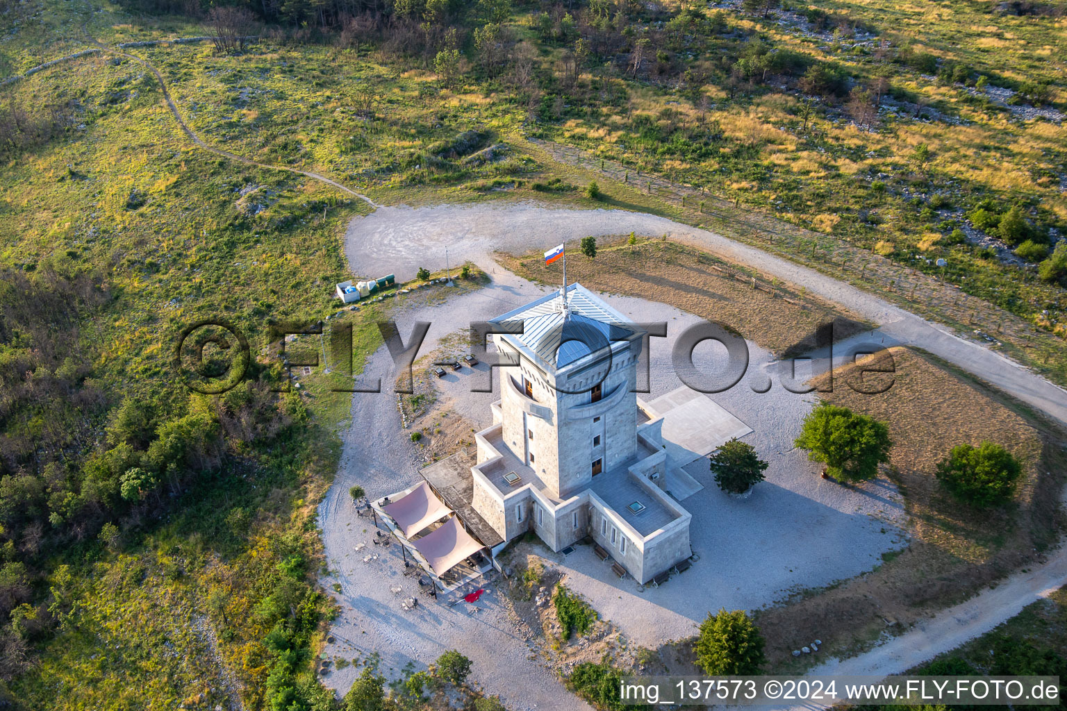 Tour de guet de Cerje sur la chaîne de collines / Drevored hvaležnosti à Miren-Kostanjevica dans le département Slovénie, Slovénie d'en haut