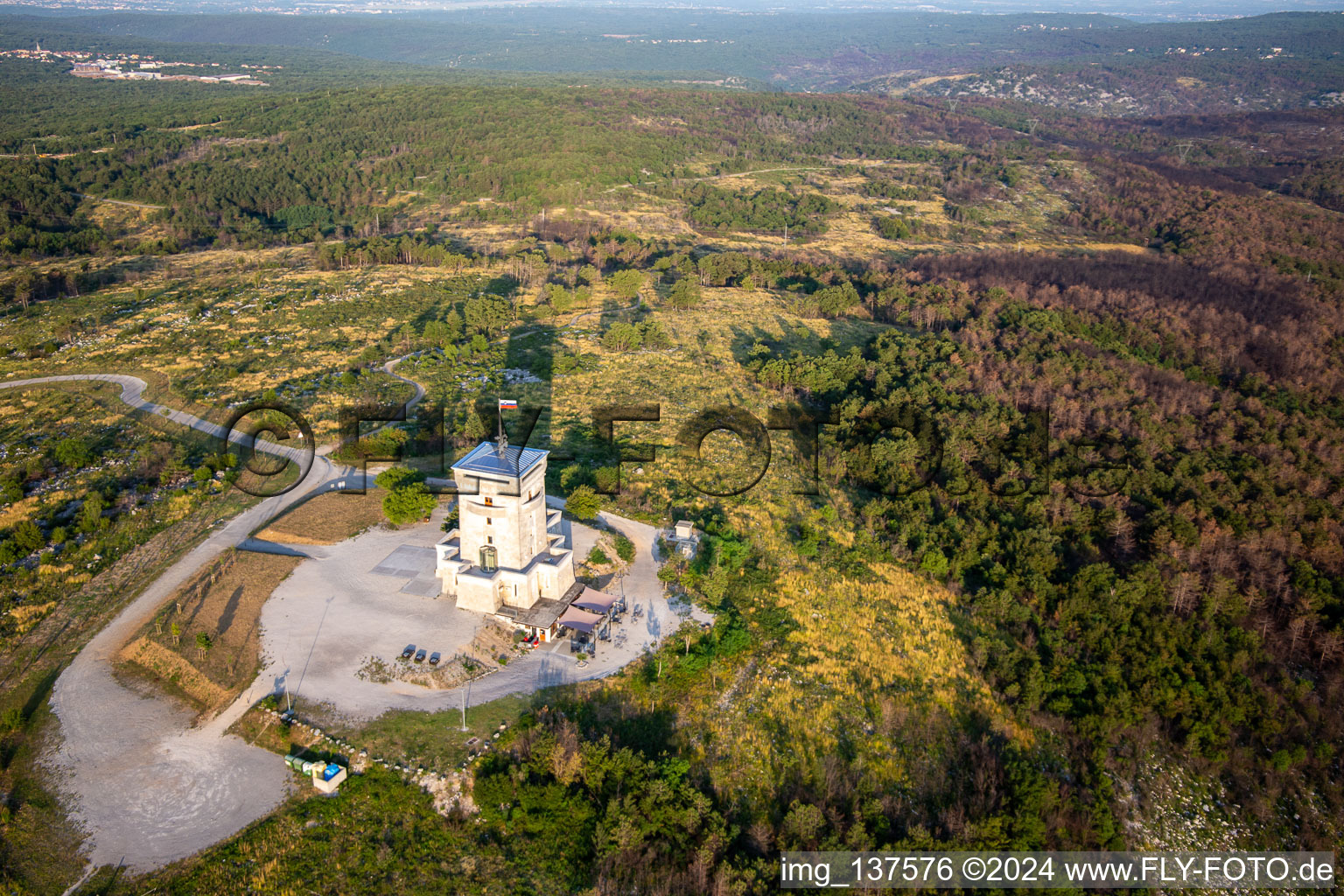 Tour de guet de Cerje sur la chaîne de collines / Drevored hvaležnosti à Miren-Kostanjevica dans le département Slovénie, Slovénie hors des airs