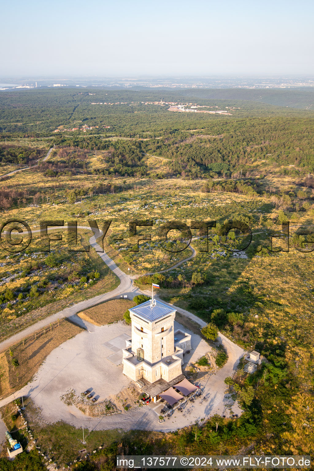 Tour de guet de Cerje sur la chaîne de collines / Drevored hvaležnosti à Miren-Kostanjevica dans le département Slovénie, Slovénie vue d'en haut