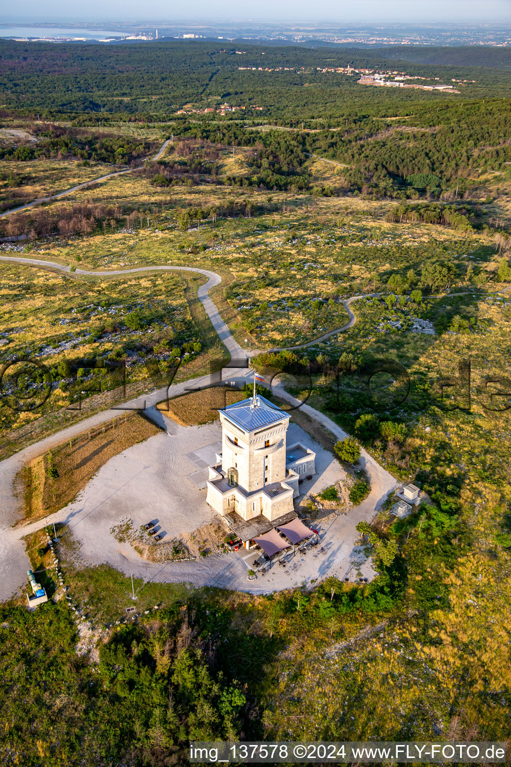 Tour de guet de Cerje sur la chaîne de collines / Drevored hvaležnosti à Miren-Kostanjevica dans le département Slovénie, Slovénie depuis l'avion