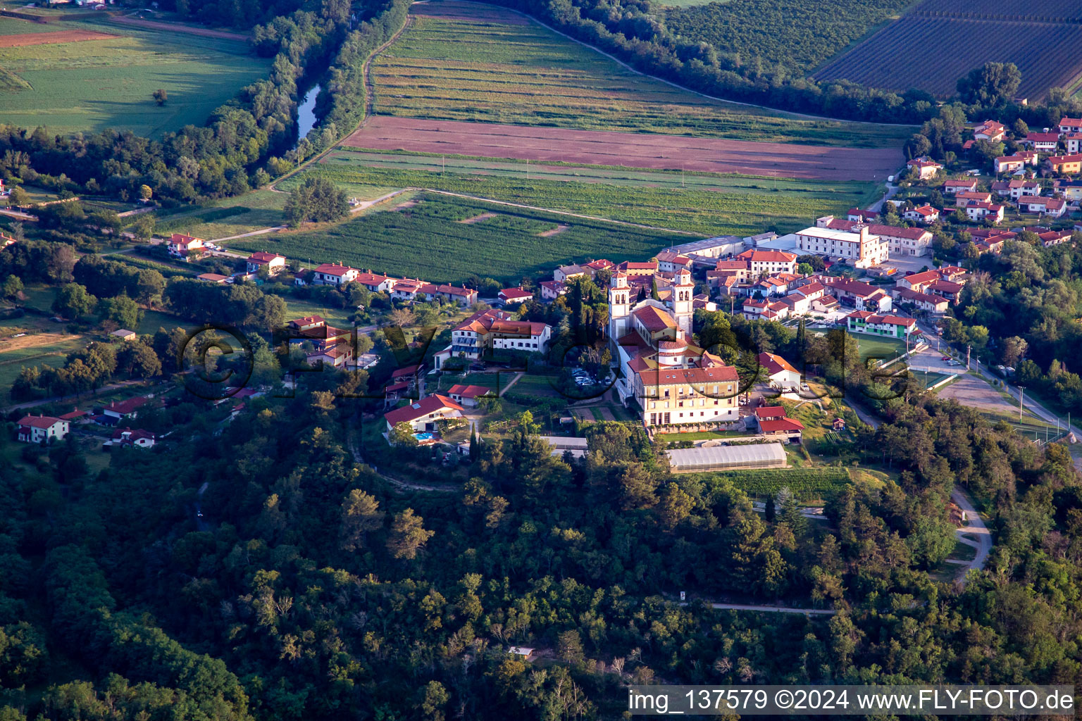 Vue aérienne de Château de Miren / Diplôme de Mirenski à Miren-Kostanjevica dans le département Slovénie, Slovénie