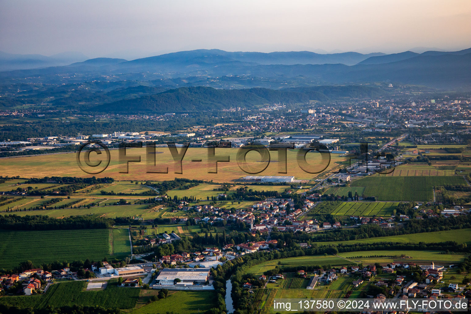 Vue aérienne de Aéroport de Gorizia / Aeroporto Gorizia avec Pipistrel Italia Srl à Savogna d’Isonzo dans le département Gorizia, Italie