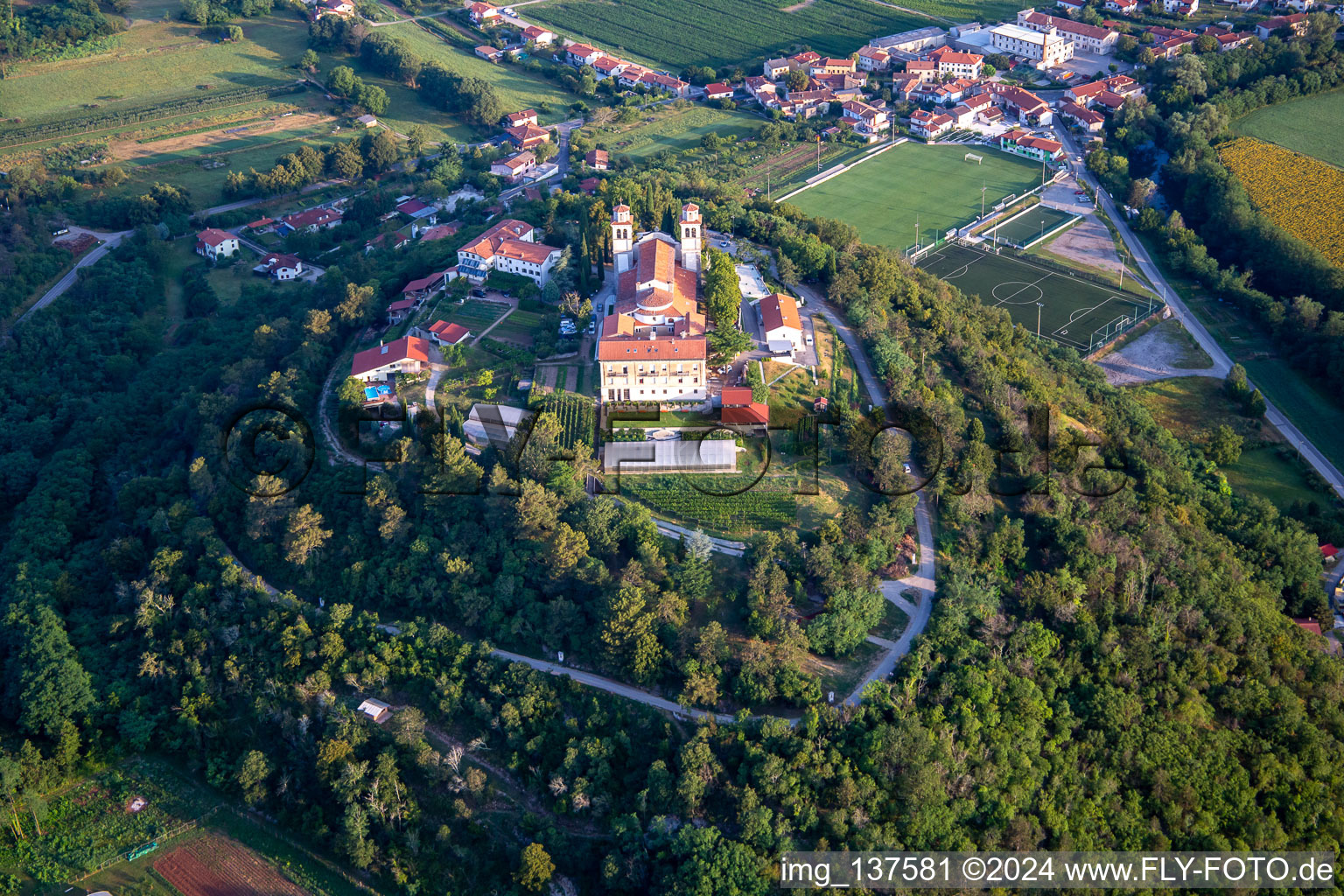 Vue aérienne de Château de Miren / Diplôme de Mirenski à Miren-Kostanjevica dans le département Slovénie, Slovénie