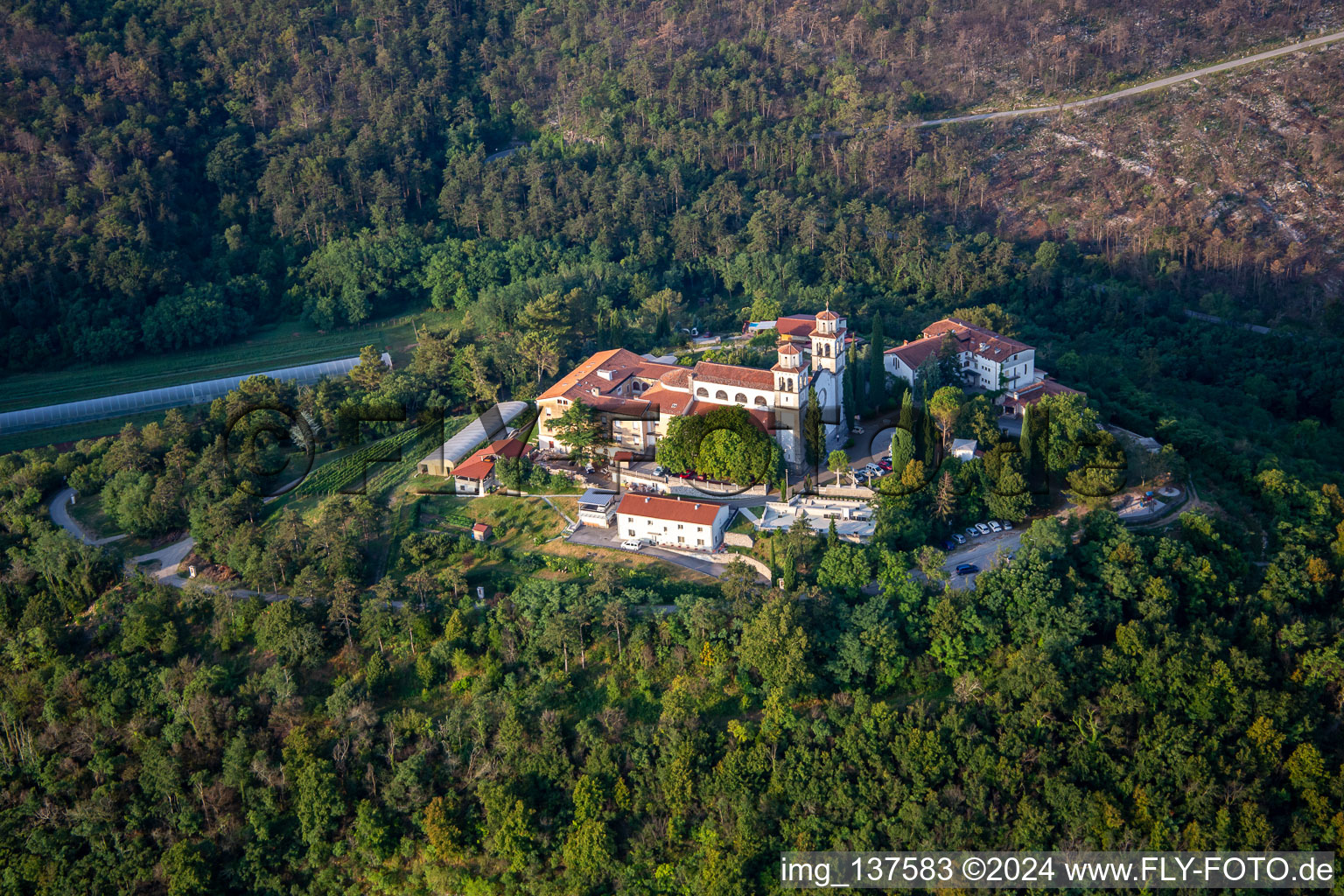 Vue oblique de Château de Miren / Diplôme de Mirenski à Miren-Kostanjevica dans le département Slovénie, Slovénie