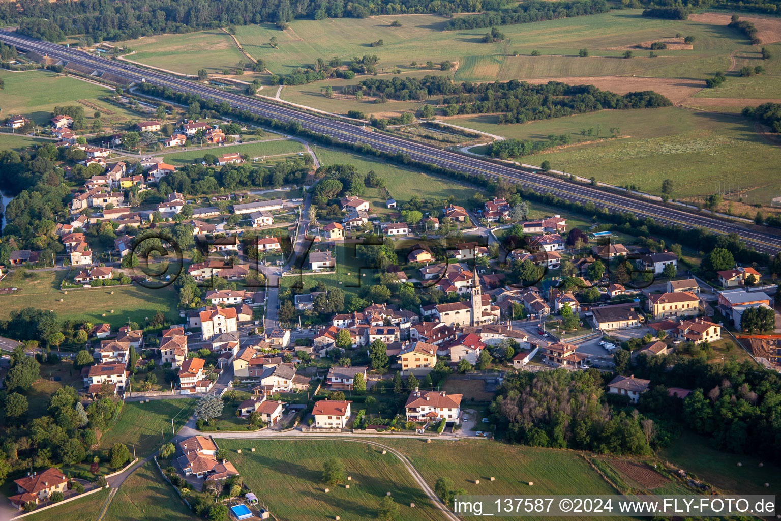 Vue aérienne de Savogna d’Isonzo dans le département Gorizia, Italie