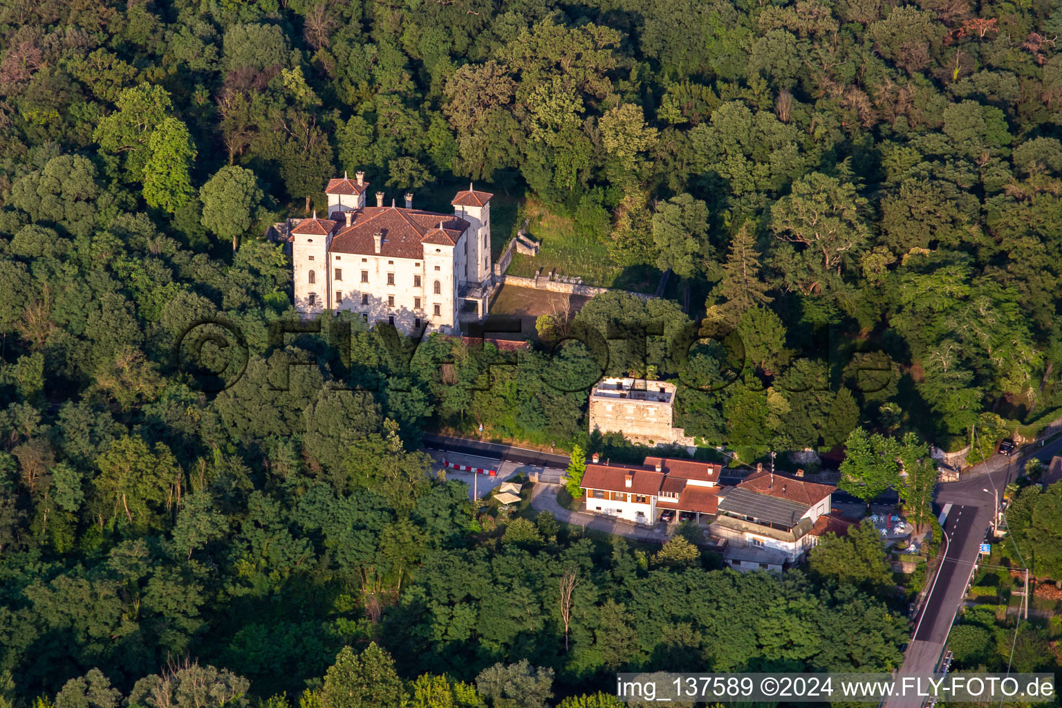 Vue aérienne de Château de Rubbia à Savogna d’Isonzo dans le département Gorizia, Italie