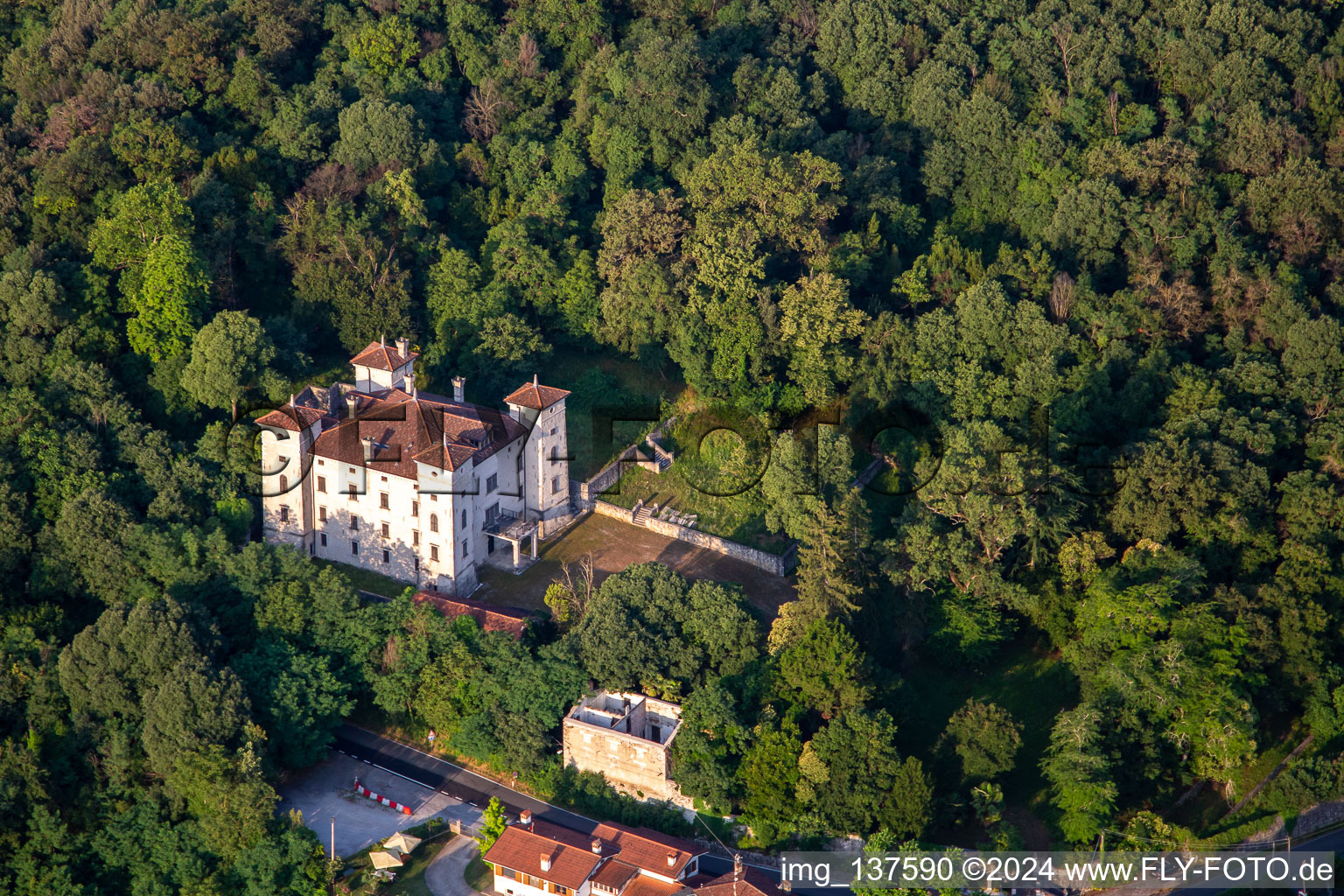 Vue aérienne de Château de Rubbia à Savogna d’Isonzo dans le département Gorizia, Italie