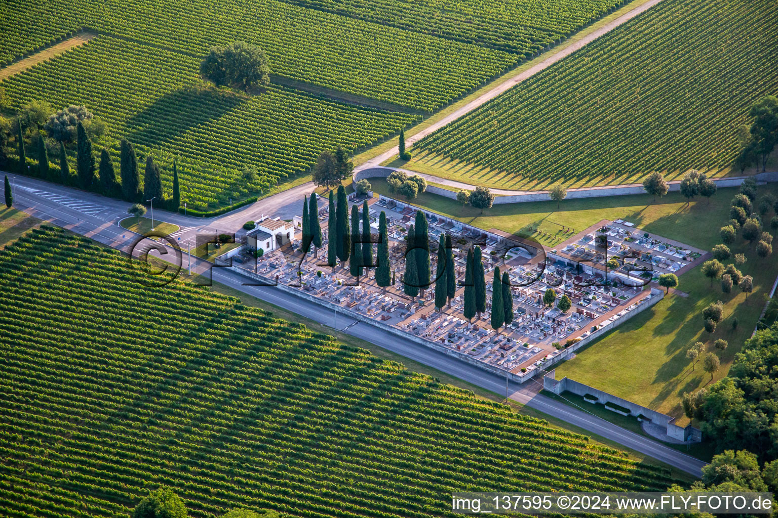 Vue aérienne de Cimetière communal San Lorenzo Isontino à San Lorenzo Isontino dans le département Gorizia, Italie