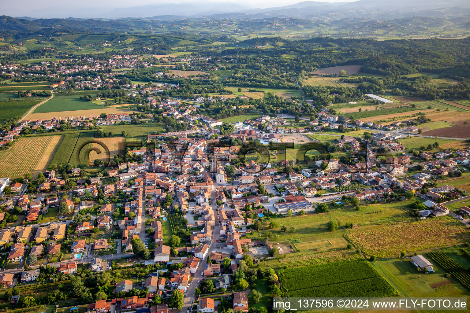 Vue aérienne de San Lorenzo Isontino dans le département Gorizia, Italie