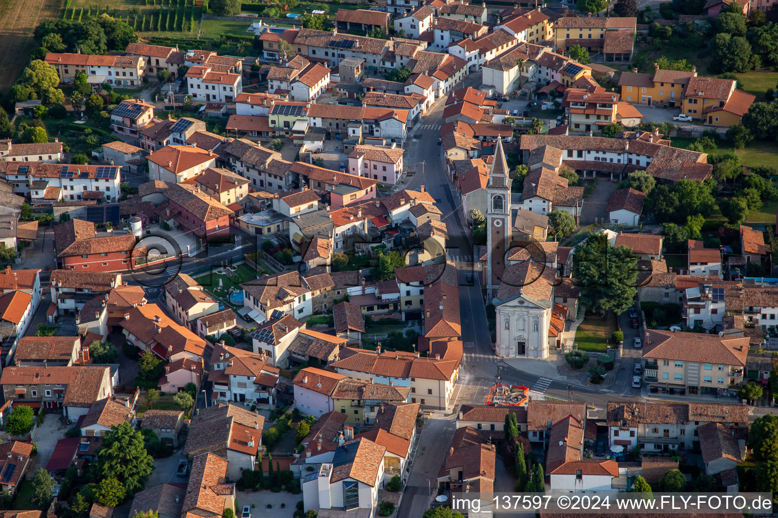 Vue aérienne de Église de la paroisse de San Lorenzo à San Lorenzo Isontino dans le département Gorizia, Italie