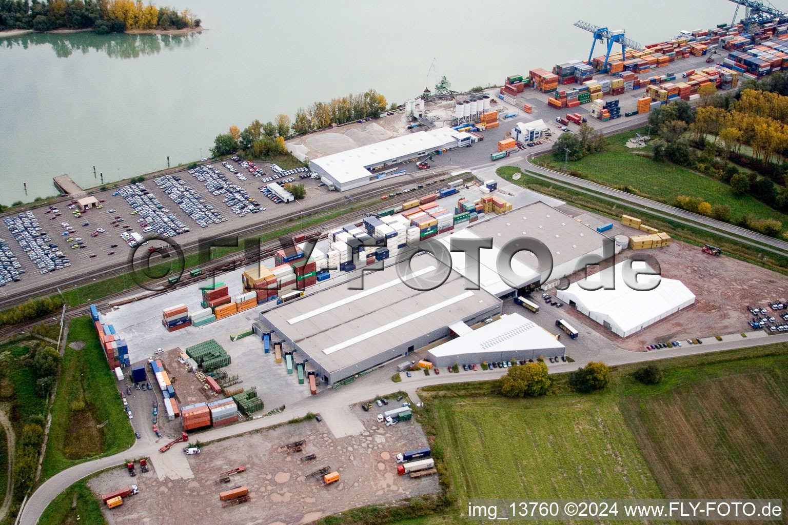 Port du Rhin à Wörth am Rhein dans le département Rhénanie-Palatinat, Allemagne d'en haut