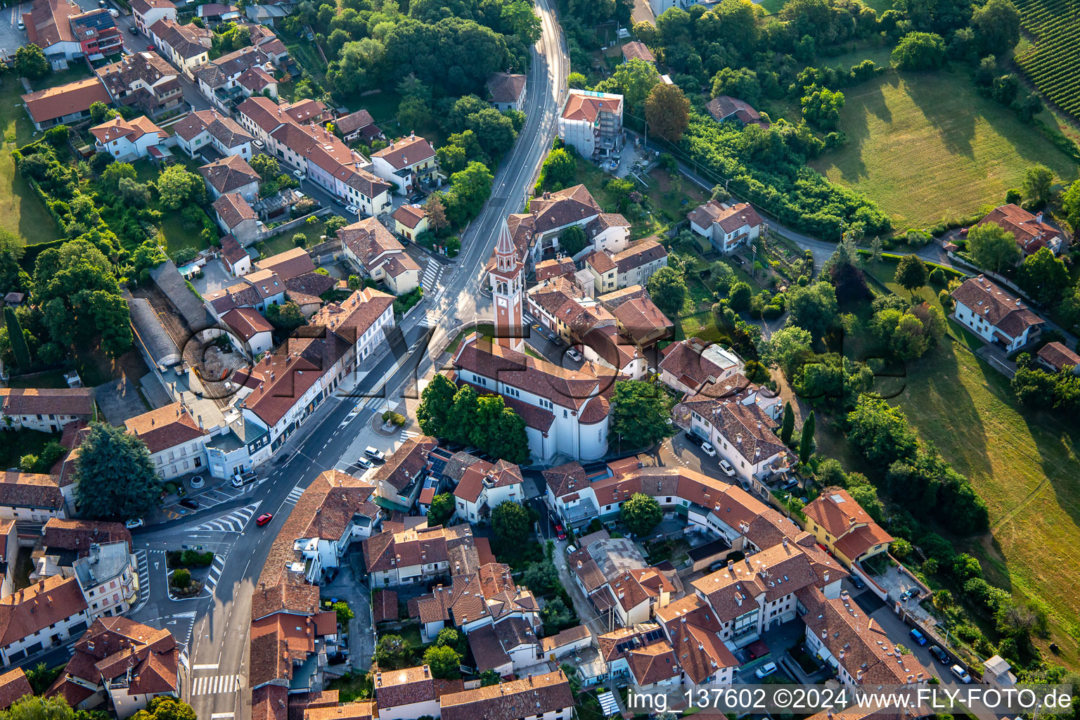 Vue aérienne de Église Saint-Giorgio Martire Chiesa San Giorgio Martire/ Glesie San Zorz Martar à Gorizia dans le département Gorizia, Italie