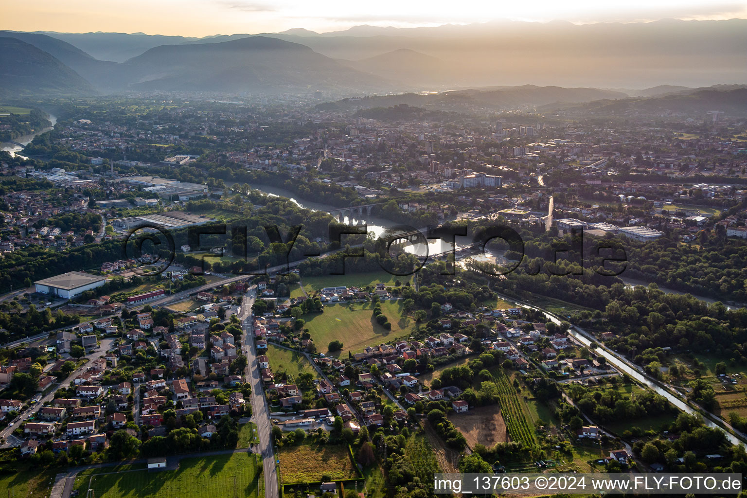 Vue aérienne de Trois ponts sur l'Isonzo à Gorizia dans le département Gorizia, Italie