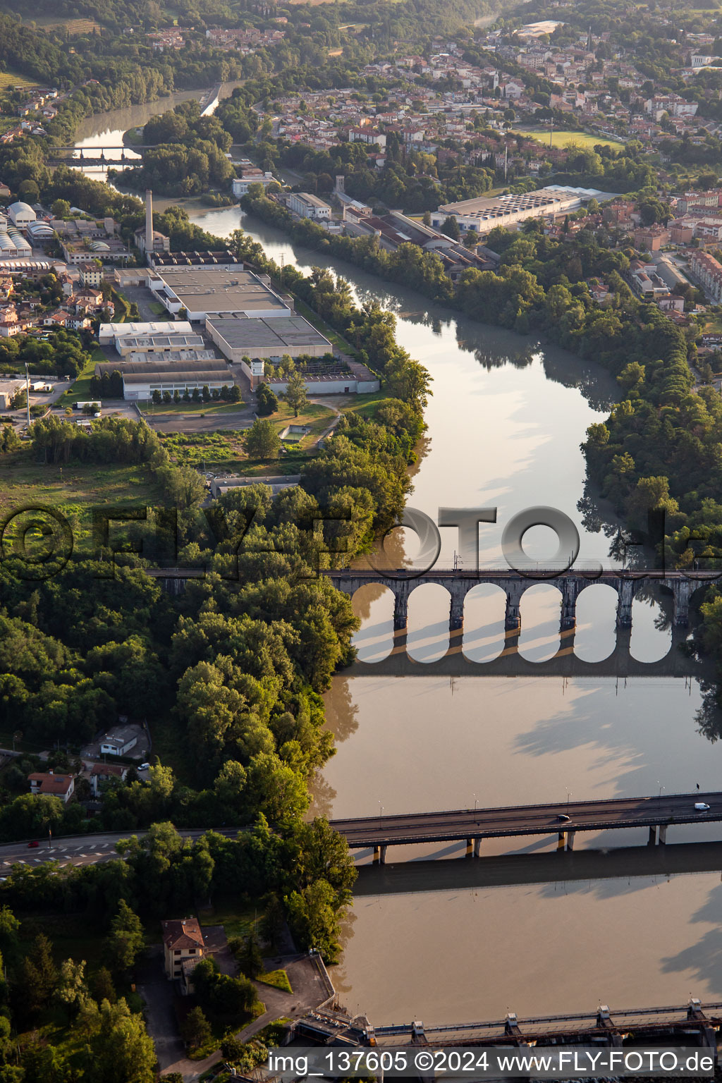 Photographie aérienne de Trois ponts sur l'Isonzo à Gorizia dans le département Gorizia, Italie