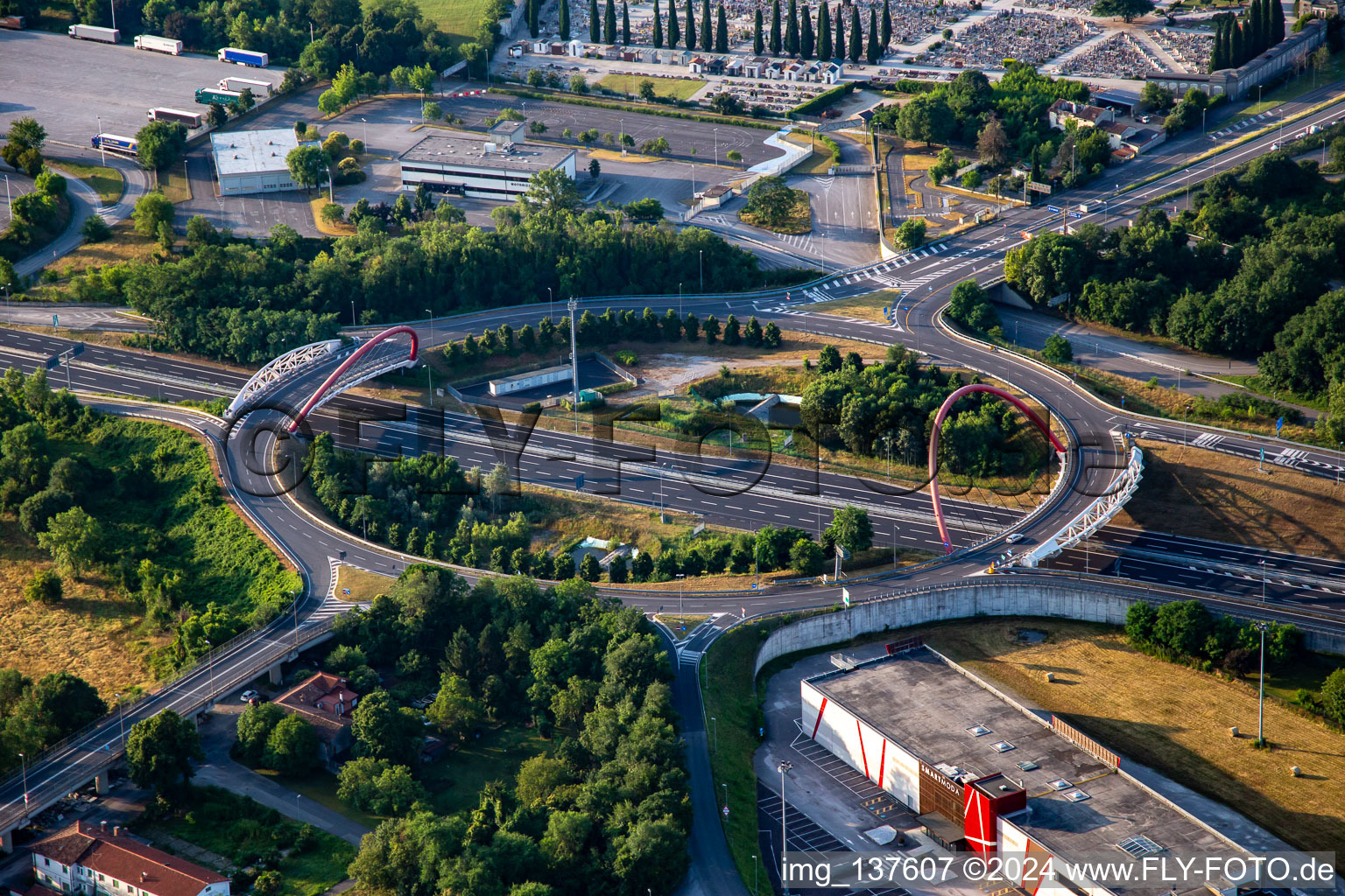 Vue aérienne de Rond-point au-dessus de l'A34 à Gorizia dans le département Gorizia, Italie