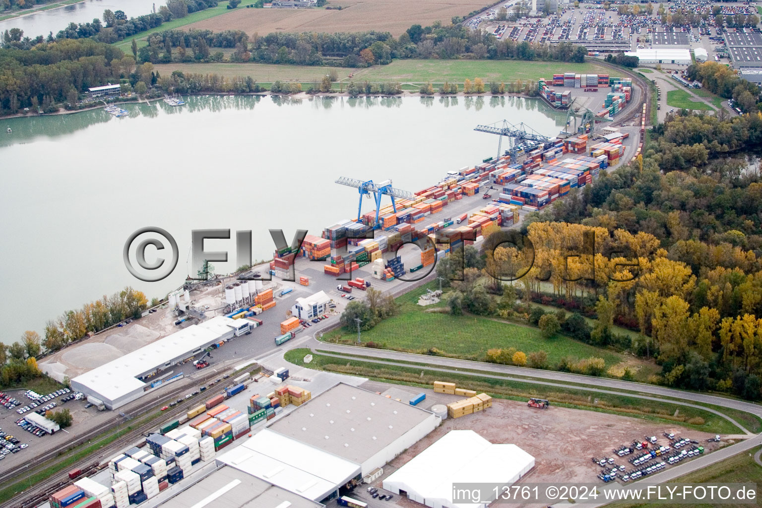 Port du Rhin à Wörth am Rhein dans le département Rhénanie-Palatinat, Allemagne hors des airs