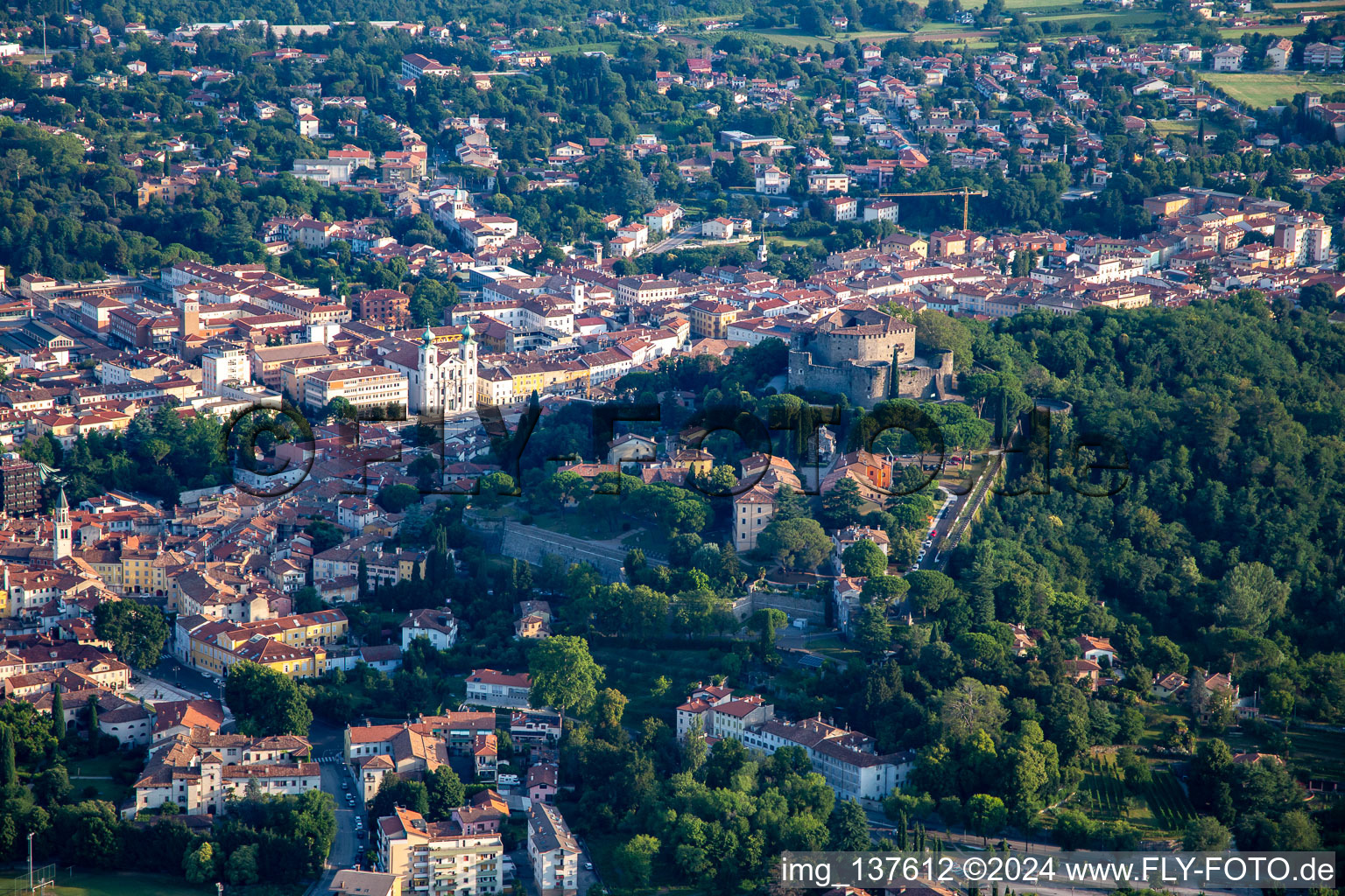 Vue aérienne de Château de Gorizia / Castello di Gorizia et Via Roma à Gorizia dans le département Gorizia, Italie