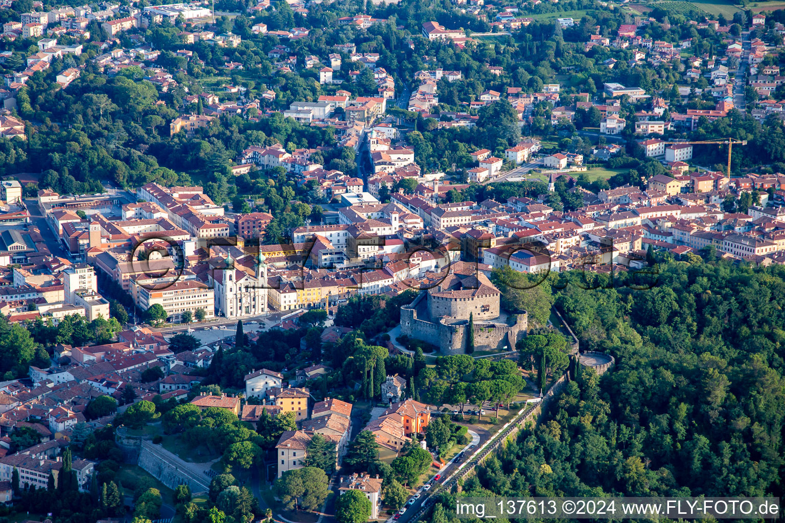 Vue aérienne de Château de Gorizia / Castello di Gorizia et Via Roma à Gorizia dans le département Gorizia, Italie