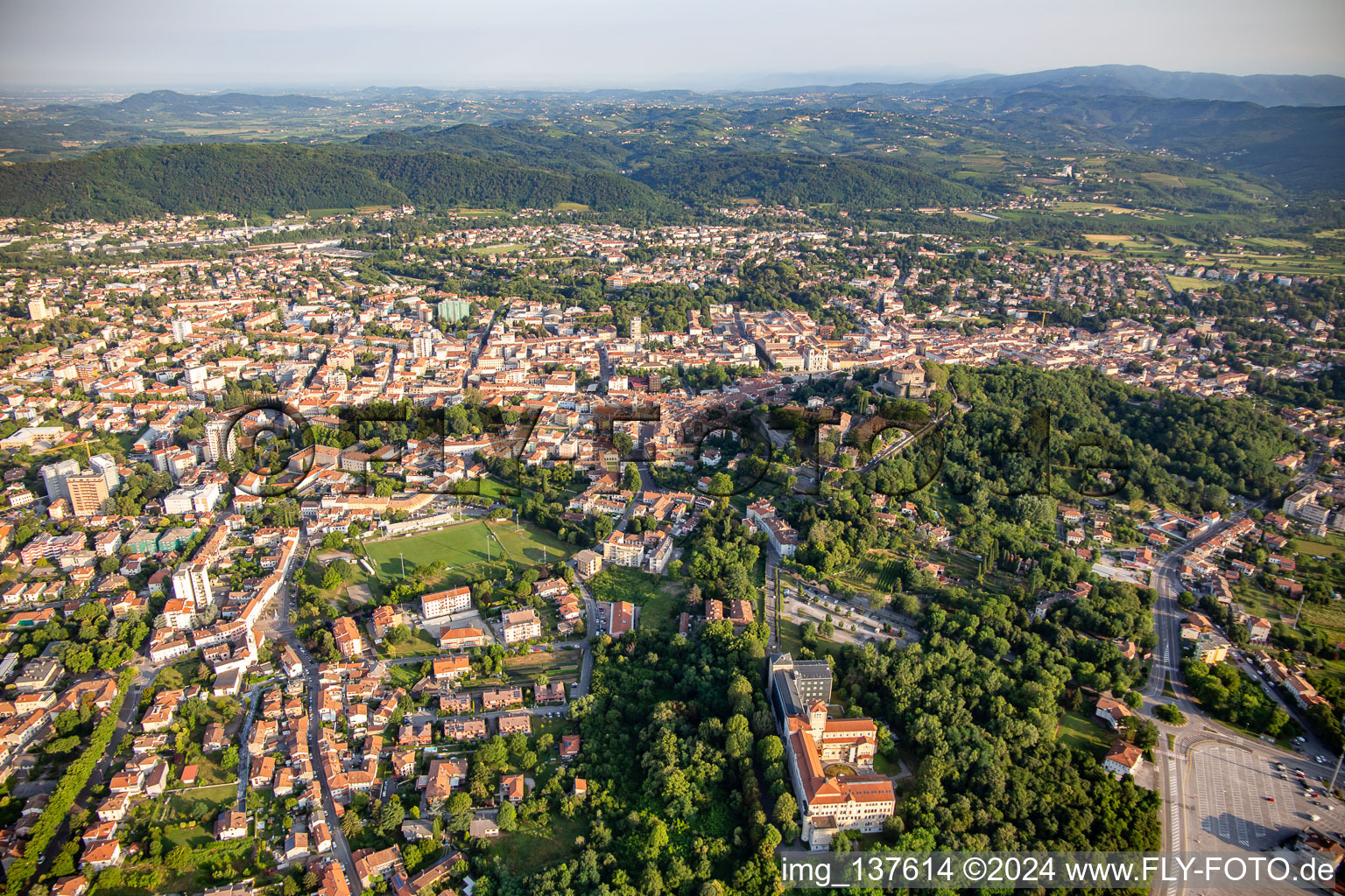 Vue aérienne de Centre-ville sud-est à Gorizia dans le département Gorizia, Italie