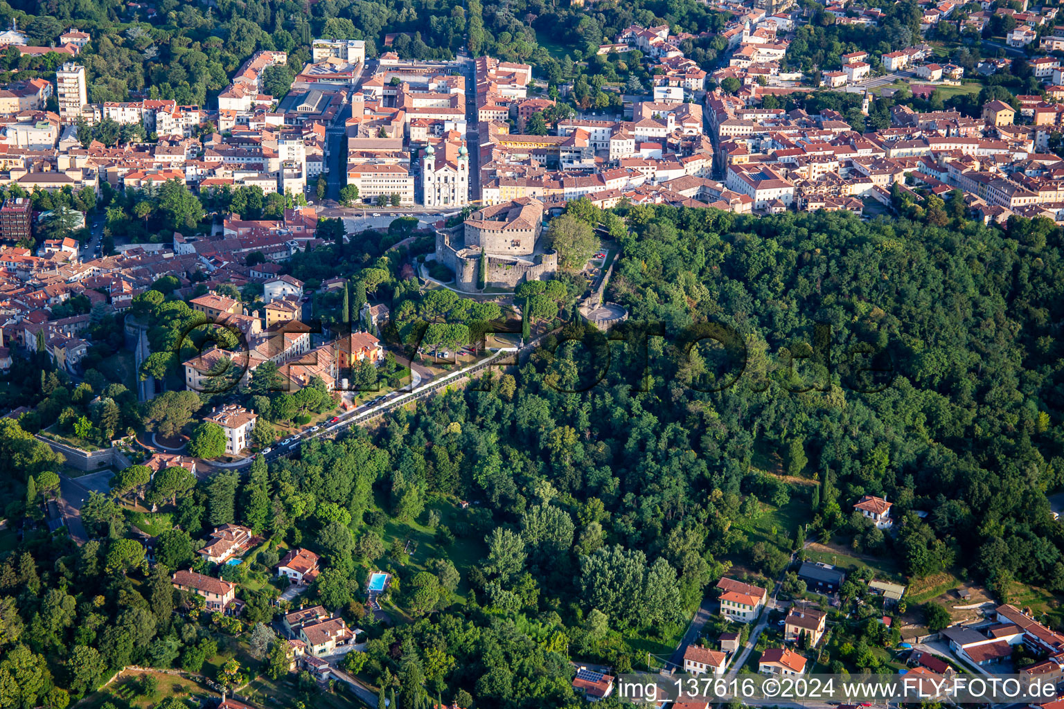 Vue aérienne de Château de Gorizia / Château de Gorizia et Via Roma à Nova Gorica dans le département Slovénie, Slovénie