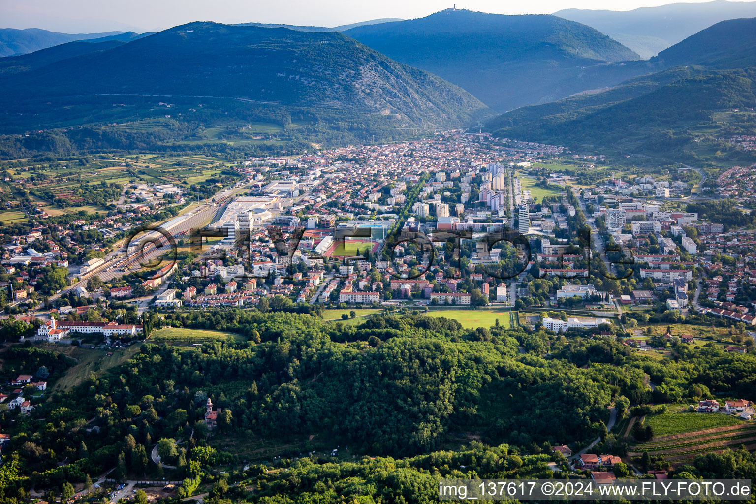 Vue aérienne de Le centre-ville vu du sud à Nova Gorica dans le département Slovénie, Slovénie