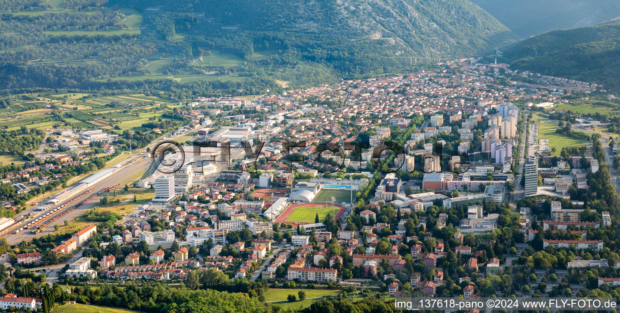 Vue aérienne de Le centre-ville vu du sud à Nova Gorica dans le département Slovénie, Slovénie