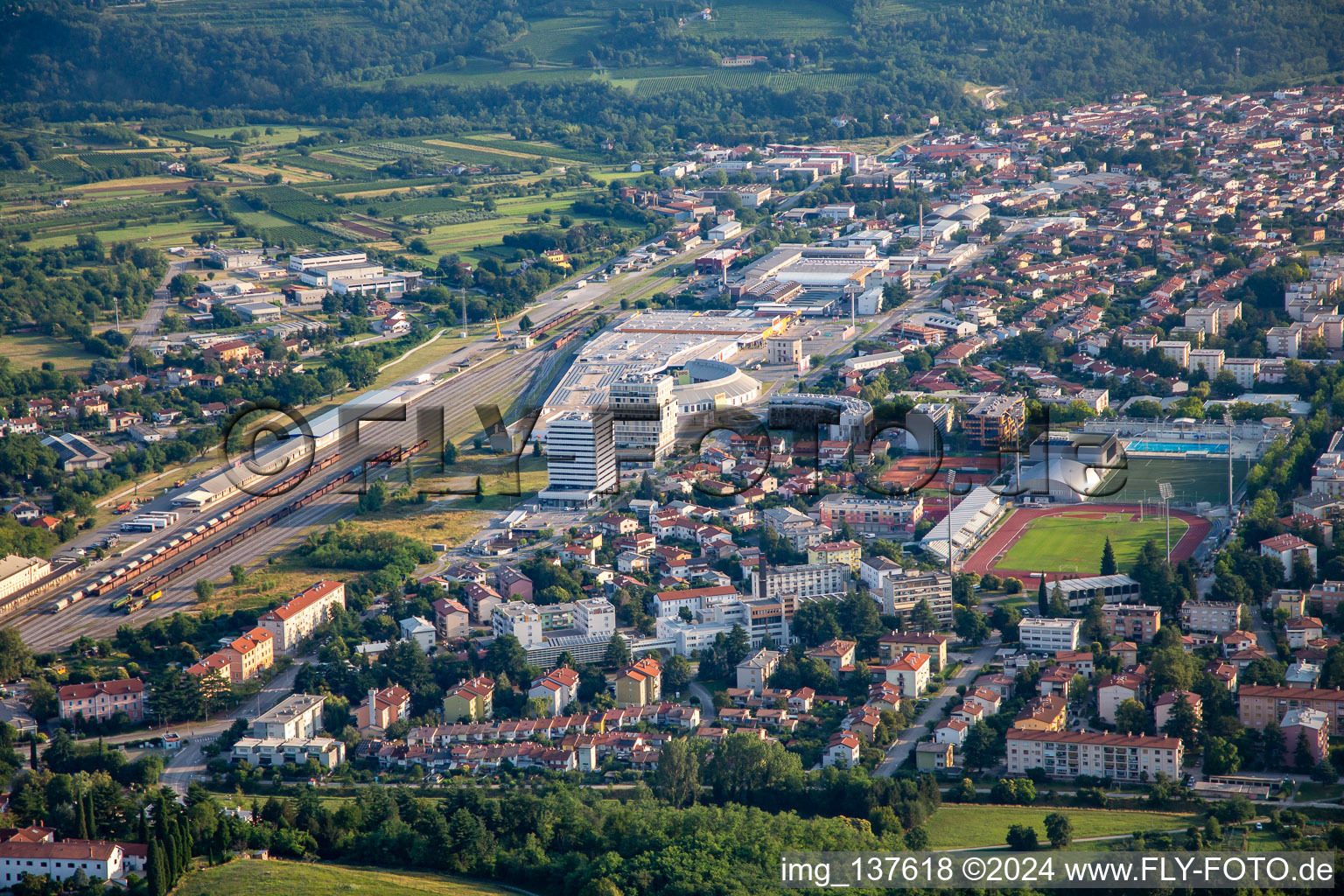 Vue aérienne de Centre-ville W depuis le sud à Nova Gorica dans le département Slovénie, Slovénie