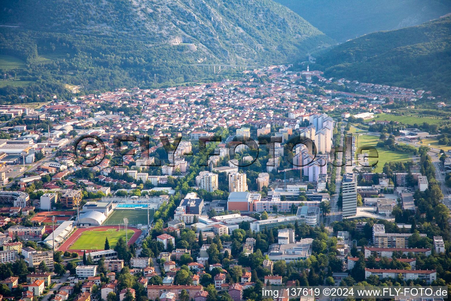 Vue aérienne de Centre-ville E depuis le sud à Nova Gorica dans le département Slovénie, Slovénie