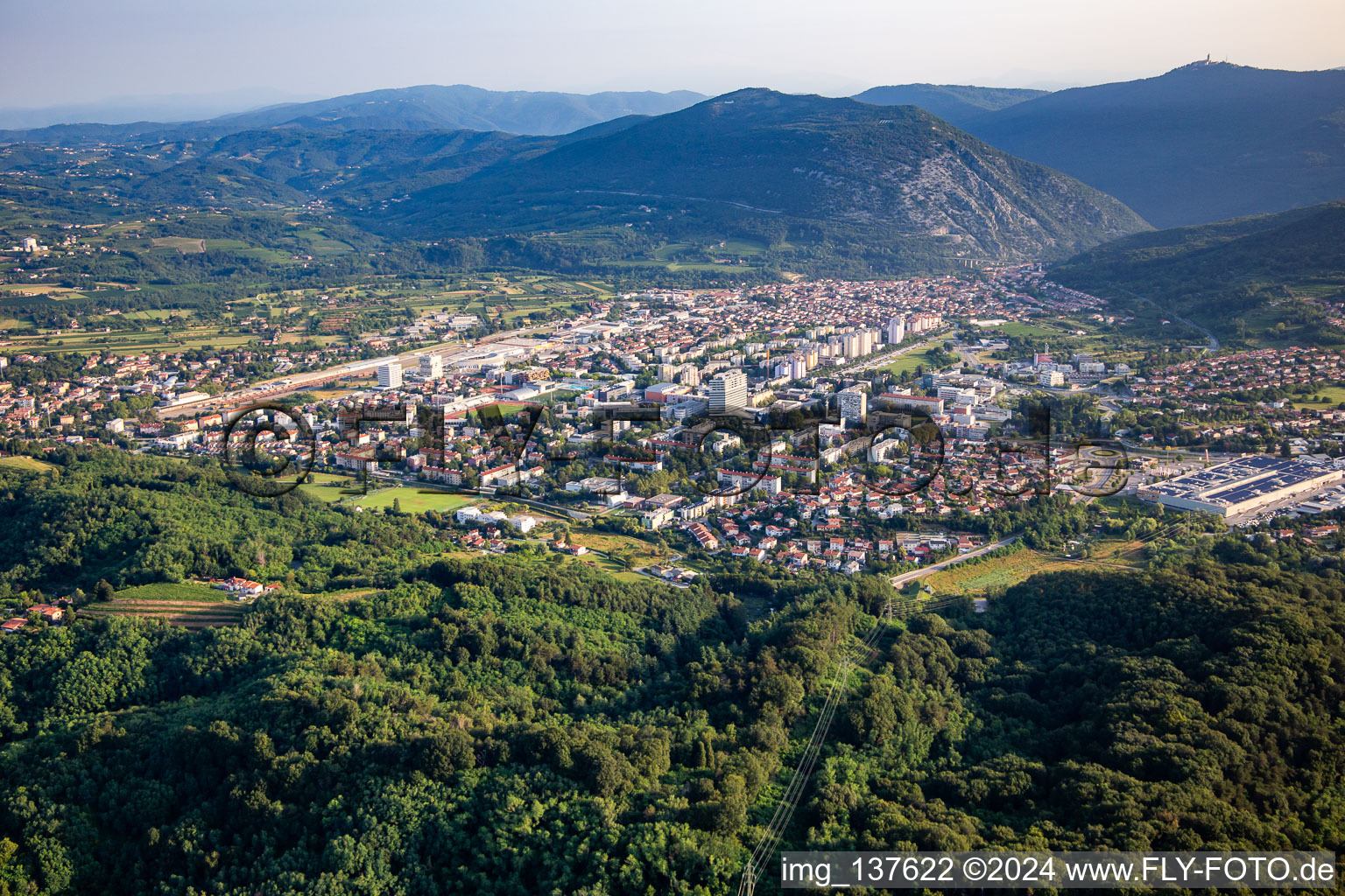 Vue aérienne de Centre-ville sud-est à Nova Gorica dans le département Slovénie, Slovénie