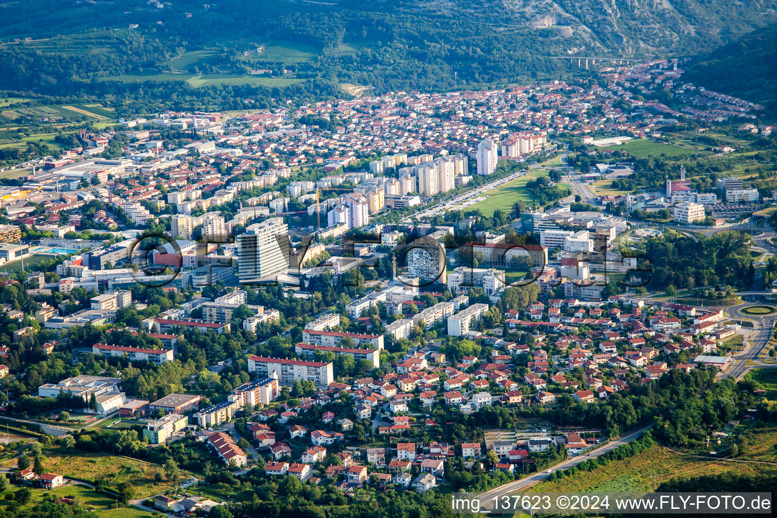 Vue aérienne de Nouveau Gorizia à Nova Gorica dans le département Slovénie, Slovénie