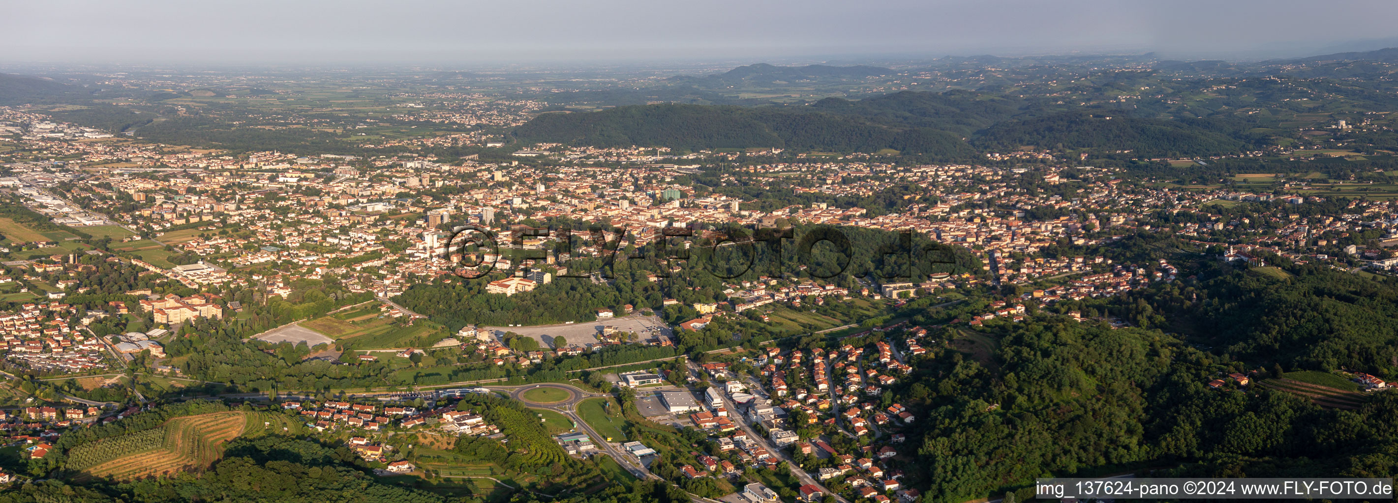 Vue aérienne de Vue générale depuis l'est à Gorizia dans le département Gorizia, Italie