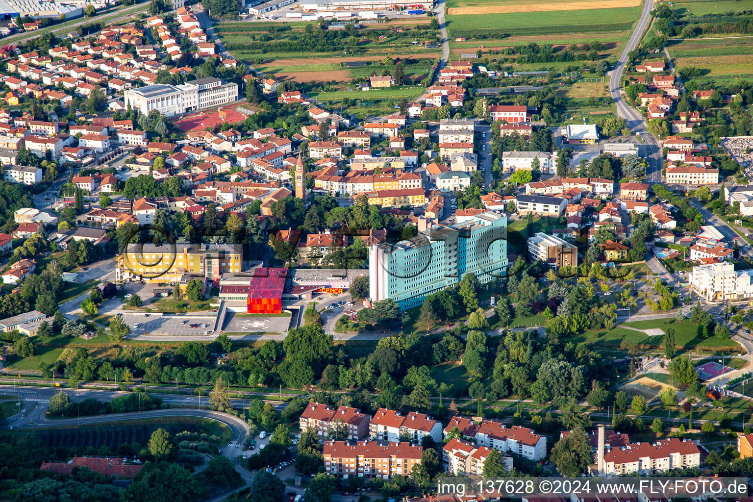 Vue aérienne de Hôpital Splošna bolnišnica Dr. Franca Dergança Nova Gorica à Šempeter-Vrtojba dans le département Slovénie, Slovénie