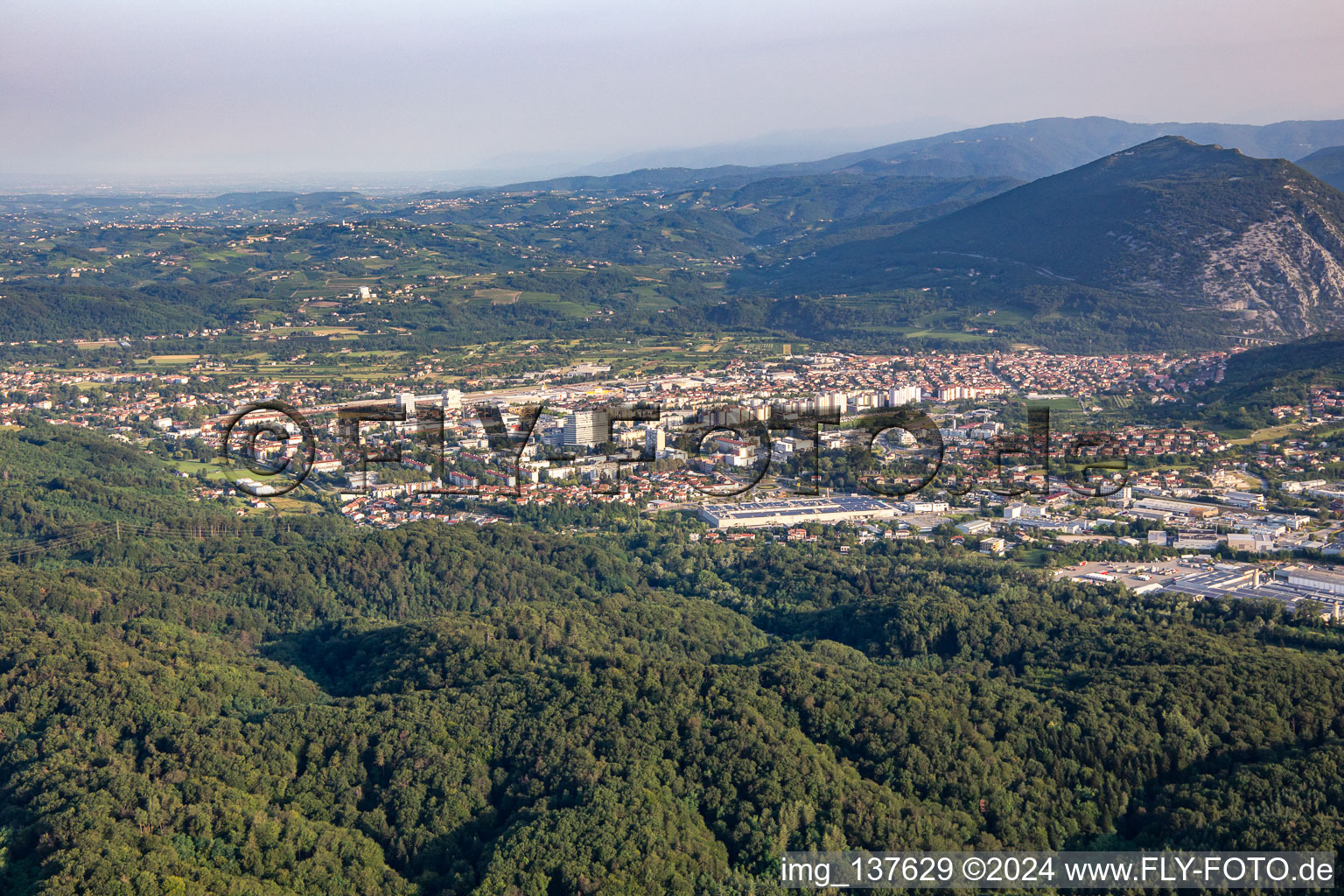 Vue aérienne de Du sud-est à Nova Gorica dans le département Slovénie, Slovénie