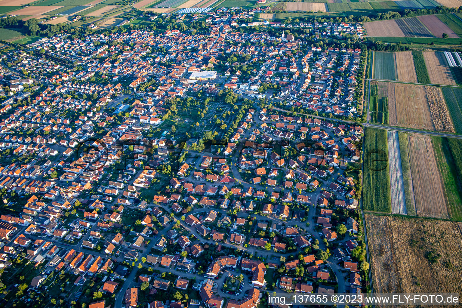 Vue aérienne de Du nord à Offenbach an der Queich dans le département Rhénanie-Palatinat, Allemagne