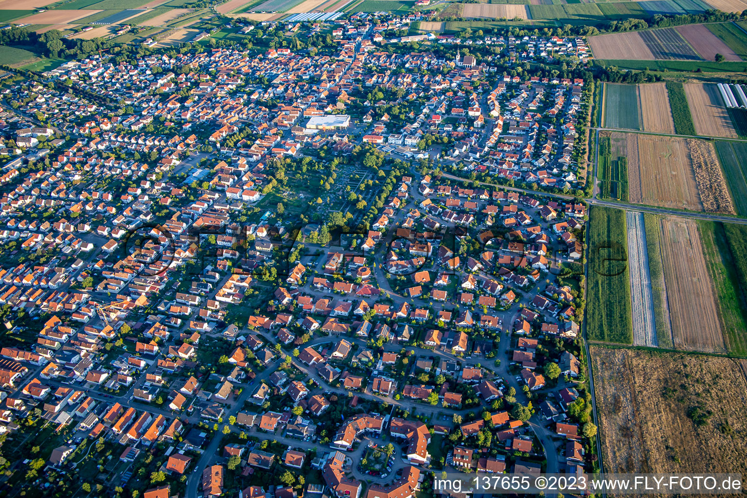 Vue aérienne de Du nord à le quartier Offenbach in Offenbach an der Queich dans le département Rhénanie-Palatinat, Allemagne