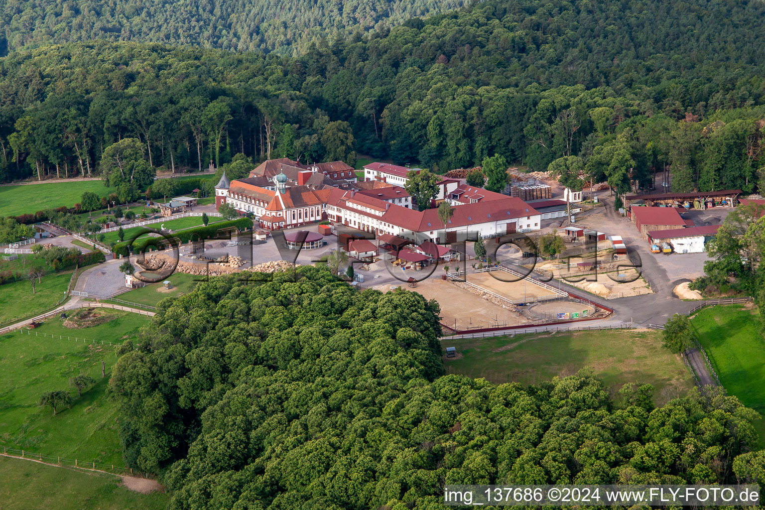 Vue aérienne de Écurie frite dans le monastère de Liebfrauenberg à Bad Bergzabern dans le département Rhénanie-Palatinat, Allemagne