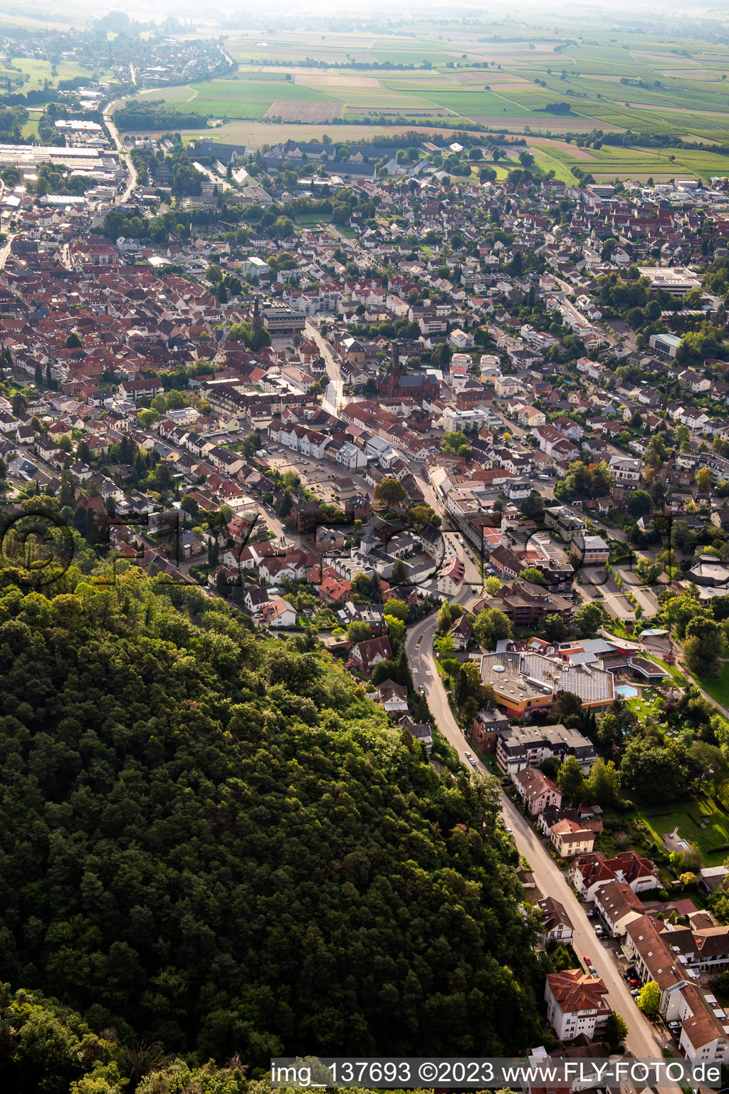 Vue aérienne de Kurtalstrasse depuis l'ouest à Bad Bergzabern dans le département Rhénanie-Palatinat, Allemagne