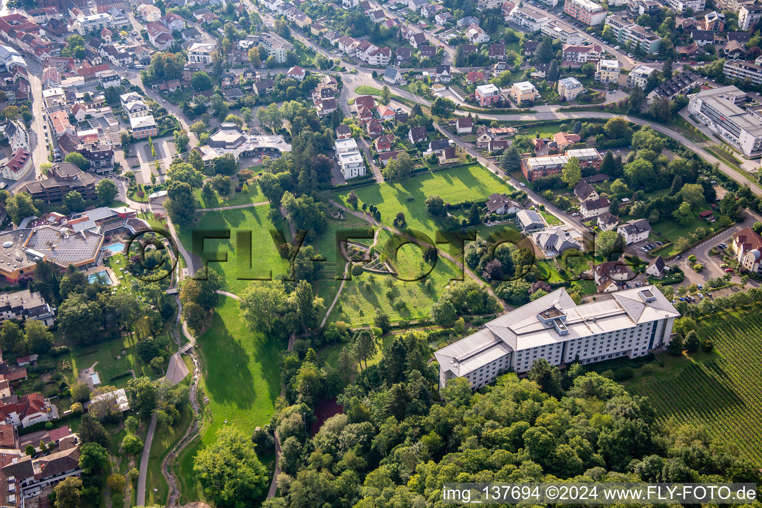 Vue aérienne de Kurpark derrière la clinique spécialisée Edith Stein à Bad Bergzabern dans le département Rhénanie-Palatinat, Allemagne