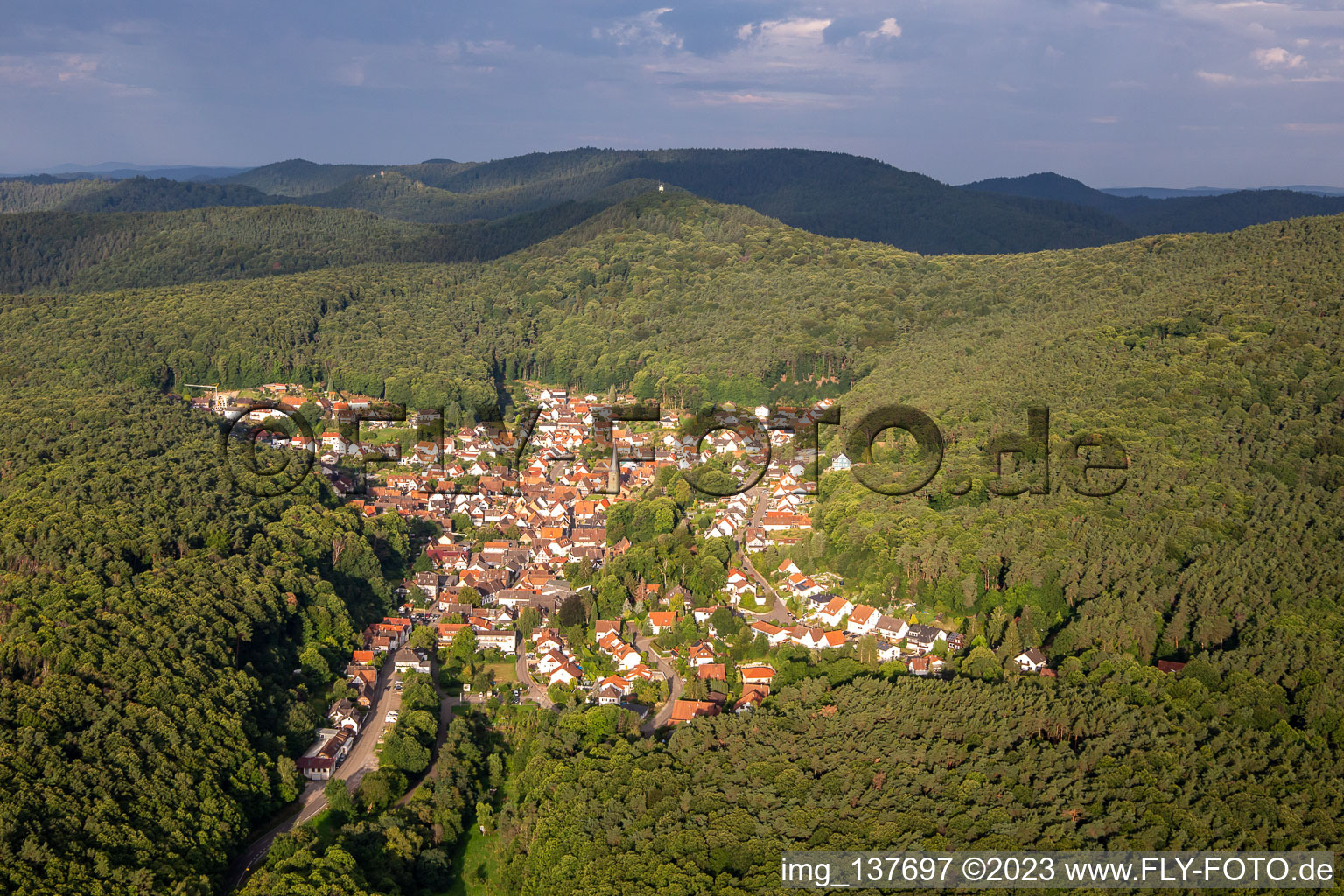 Vue aérienne de De l'est à Dörrenbach dans le département Rhénanie-Palatinat, Allemagne