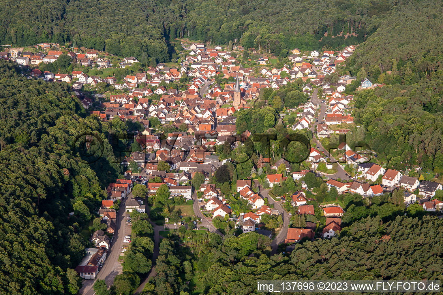 Vue aérienne de De l'est à Dörrenbach dans le département Rhénanie-Palatinat, Allemagne