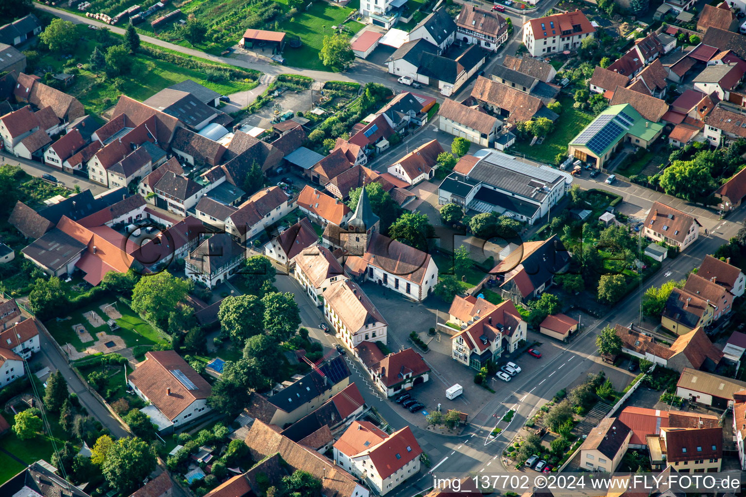 Vue aérienne de L'hôtel de ville à Oberotterbach dans le département Rhénanie-Palatinat, Allemagne