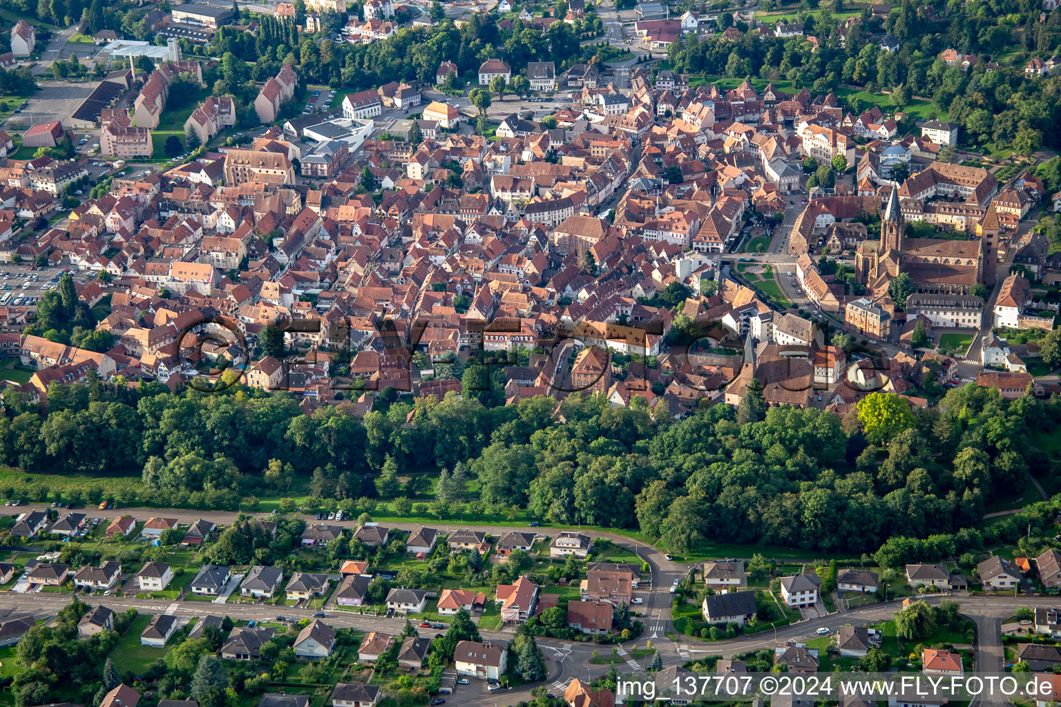 Vue aérienne de Du nord à Wissembourg dans le département Bas Rhin, France