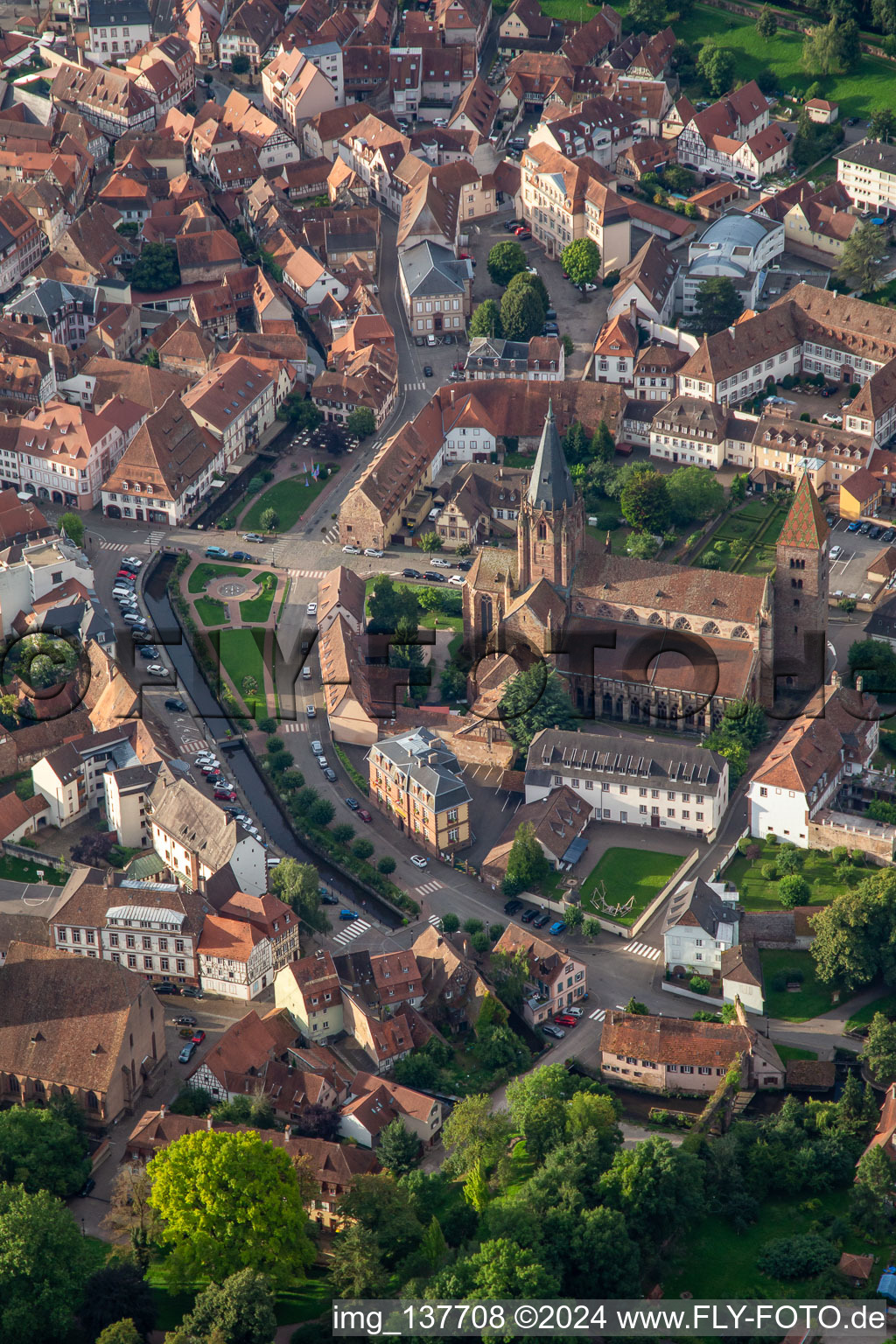 Vue aérienne de Abbatiale Saint Pierre et Paul quai Anselmann à Wissembourg dans le département Bas Rhin, France